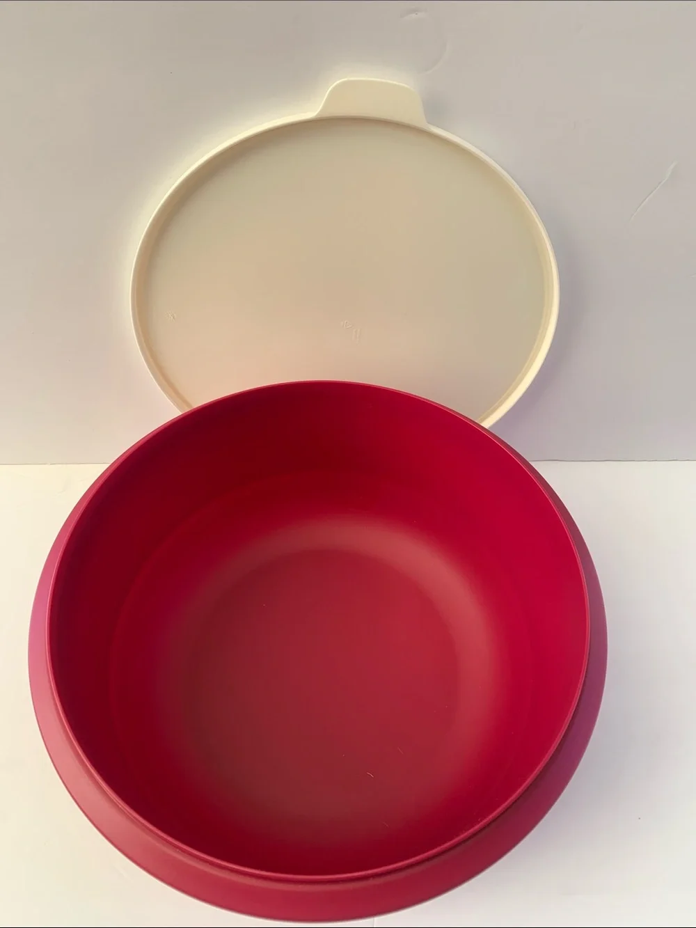 Tupperware Burgundy Bowl with Cream Lid 6 L (25 1/4 Cups)